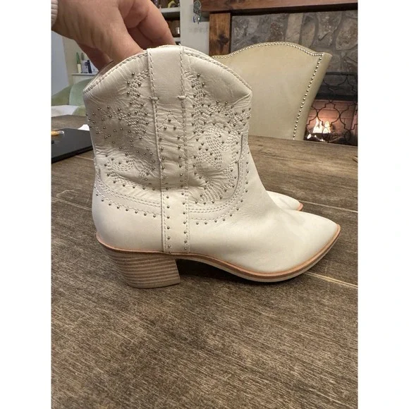 Dolce Vita Solow Stud Off White Leather Western Boot Womens Size 6.5 Cowgirl - Picture 3 of 12